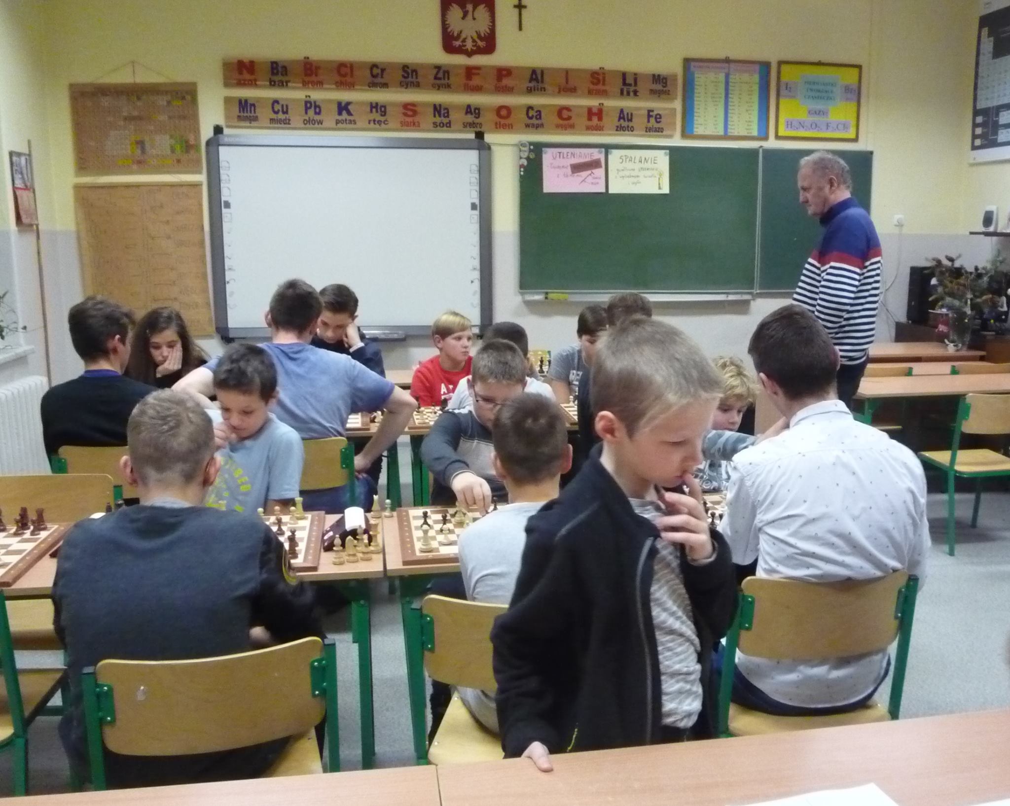 Dzieci grające w szachy w sali lekcyjnej, LKS Tworków