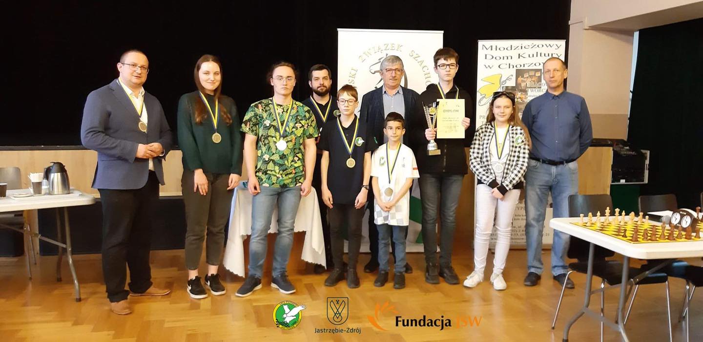 Zawodnicy i opiekunowie z medalami i dyplomami w sali, UKS Pionier Jastrzębie Zdrój z Jastrzębia-Zdroju