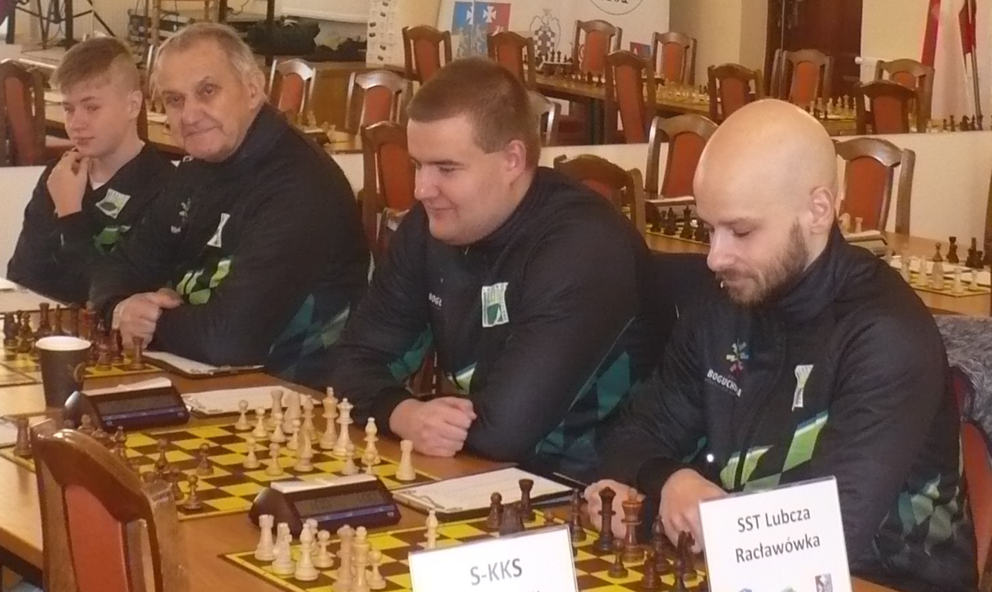 Czterej zawodnicy siedzą przy szachownicach podczas turnieju, klub szachowy SS-T Lubcza Racławówka z Niechobrza