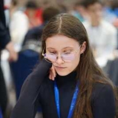 Dziewczyna w okularach zamyślona podczas turnieju szachowego, trener szachów Lidia Czarnecka z Elbląga