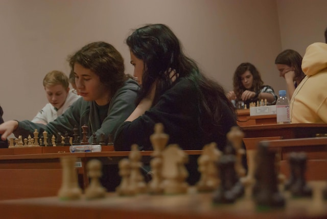 Osoby uczące sie grać w szachy