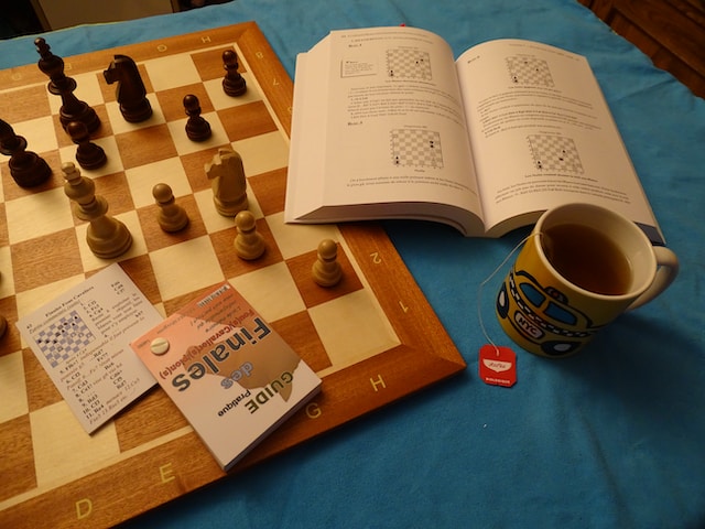Książka z taktykami szachowymi
