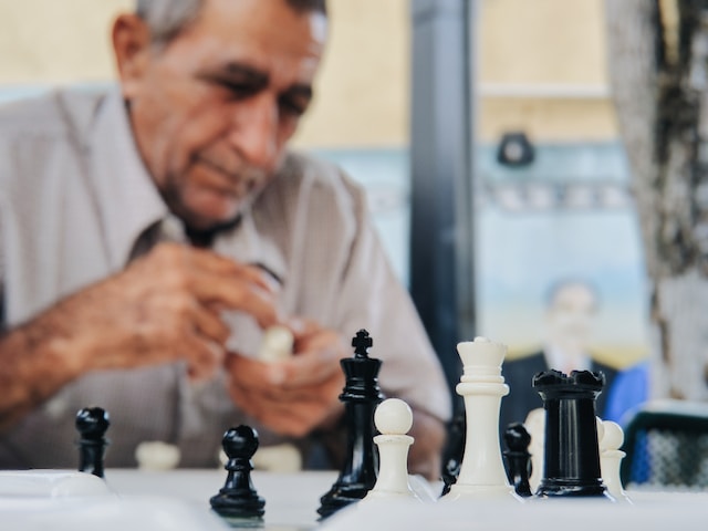 Mężczyzna grający w szachy