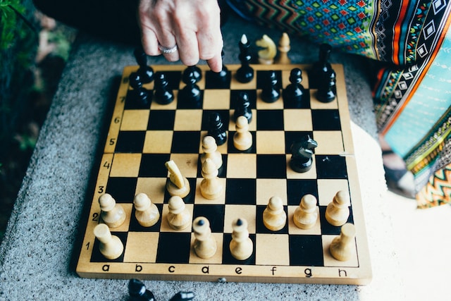 Drewniane szachy i szachownica