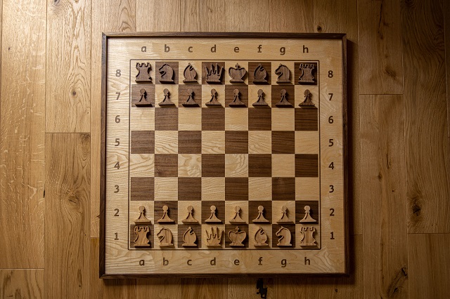 ekskluzywne drewniane szachy magnetyczne leżą na podlodze