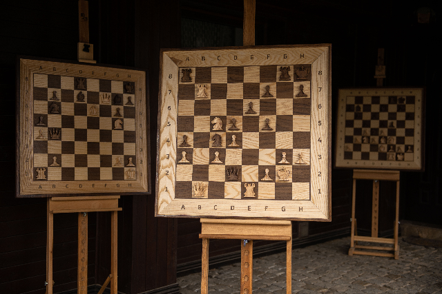drewniane magnetyczne szachy postawione na sztaludze